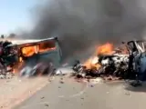 Explosión de los vehículos implicados en el accidente de Nigeria.