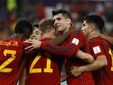 Álvaro Morata (2-d) de España celebra un gol con sus compañeros hoy