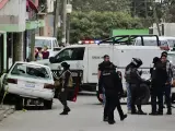 Miembros de la policía municipal y agentes periciales inspeccionan una escena del crimen donde fue asesinado el periodista mexicano Pedro Pablo Kumul, en Xalapa (Veracruz) el 22 de noviembre de 2022.