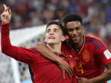 Gavi celebra el gol que le convierte en el goleador más joven de España en los mundiales.