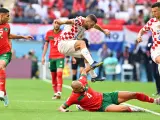 El marroquí Sofyan Amrabat corta desde el suelo la acción del croata Mateo Kovacic