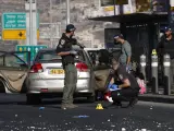 La Policía israelí investiga en el lugar de una de las explosiones.