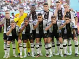 La selección alemana tapa su boca como protesta a la FIFA por las sanciones al brazalete arcoíris.