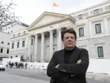 Wolfgang Kaleck, frente al Congreso de los Diputados en Madrid.