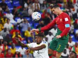 Cristiano Ronaldo salta al remate durante el Portugal-Ghana.