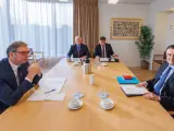 De izquierda a derecha, el presidente de Serbia, Aleksandar Vucic; el alto representante para Asuntos Exteriores de la UE, Josep Borrell; el enviado de la UE para el diálogo entre Kosovo y Serbia, Miroslav Lajcak; y el primer ministro de Kosovo, Albin Kurti; en Bruselas.