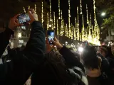 Personas asistiendo a los primeros minutos de alumbrado de las nuevas luces del Passeig de Gràcia de Barcelona este jueves 24 de noviembre de 2022.