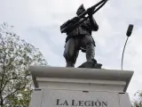 La estatua se ha erigido en la calle Vitrubio, junto al Museo Nacional de Ciencias Naturales, con motivo de la conmemoración del centenario de la creación de la Legión.