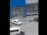 Momento en el que un hombre dispara a una persona en el suelo en Rusia