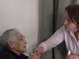 Iluminada trabaja toda la semana y, además, tiene que cuidar a su suegra de 93 años.