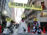 La acción de activistas de Greenpeace en Madrid en contra de Black Friday.