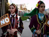 Niñas vestidas con trajes típicos con pancartas que dicen "No a la violencia contra las mujeres y los hombres" bailan durante flash mobs con motivo del Día Internacional para la Eliminación de la Violencia contra las Mujeres en Sofía, Bulgaria.