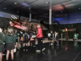 Un grupo de escolares visita la exposición 'Dinosaurs Live' en Sevilla.