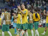 Los jugadores de Australia saludan a sus aficionados tras la derrota ante Francia.