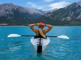 Mujer practicando ejercicio al aire libre en kayak