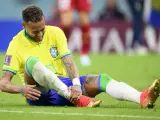 Neymar se duele de su tobillo derecho durante el debut de Brasil ante Serbia en el Mundial de Qatar.
