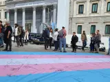 Una bandera trans frente al Congreso, durante un acto en del colectivo para pedir que la ley no sufra "recortes en sus derechos".