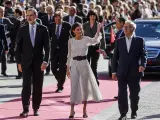Los reyes Felipe VI y Letizia y el alcalde de València, Joan Ribó, a su llegada a la ceremonia de entrega de la 34ª edición de los Premios Jaume I, en Valencia, el 25 de noviembre de 2022.