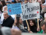 Cientos de sanitarios asisten a una concentración convocada por el sindicato Amyts en apoyo de la huelga de médicos y pediatras en toda la Atención Primaria de Madrid, este domingo en la plaza del Museo Reina Sofía.