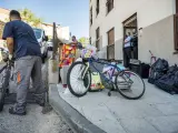 Varias personas durante el desalojo de diez viviendas okupadas en Guadalajara.