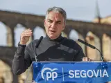 El coordinador general del PP, Elías Bendodo, interviene en un encuentro con miembros de su partido en Segovia.