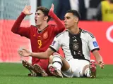 Gavi y Musiala protestan un lance del juego durante el España - Alemania.