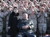 Kim Jong-un y su hija, posando junto a un nutrido grupo de militares.