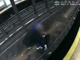 Momento en el que dos policías rescatan a un hombre que se había caído a las vías en una estación de metro de Nueva York.