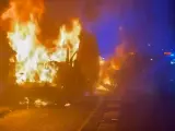 Arden dos vehículos tras colisionar con un camión en la M-40 en Madrid.