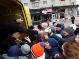 Voluntarios distribuyen ayuda humanitaria a la población en la ciudad de Izium, en la región ucraniana de Járkov.