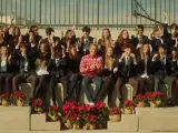 Carlos Baute y los estudiantes de la HighLands School Los Fresnos, en el videoclip de 'Al niño Dios'.