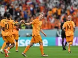 De Jong y Depay celebran el gol del centrocampista con Países Bajos ante Qatar.