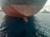 Salvamento Marítimo ha rescatado a tres polizones subidos a la pala del timón de un petrolero.