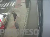 Un hombre persigue con un hacha a un guardia de seguridad