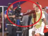 El momento en el que Bale golpea a la cámara