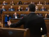 El presidente del Gobierno, Pedro S&aacute;nchez, interviene durante una sesi&oacute;n plenaria en el Congreso de los Diputados, mientras sus ministros observan.