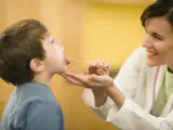 Imagen de recurso de un niño en la consulta de la pediatra.