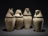 Vasos canópìcos de Djedbastiufankh Hawara, de la Dinastía XXX y datado entre el 380 y el 343 a.C. En estos recipientes se depositaban las vísceras, lavadas y embalsamadas.