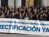 El Grupo Parlamentario del PP se ha concentrado este jueves en la puerta del Congreso de los Diputados en Madrid. Casi todos los integrantes tanto del Cámara Baja como del Senado han acudido a esta protesta organizada para pedir la reprobación de la ministra de Igualdad Irene Montero.