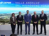 El presidente de la Junta, Juanma Moreno, y el del Gobierno, Pedro Sánchez, en la presentación del proyecto de hidrógeno verde de Cepsa, en San Roque (Cádiz).