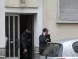 Dos agentes de Policía Nacional en la puerta de la vivienda de la víctima en Lugo.