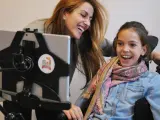 Gema, una niña con parálisis cerebral, usando un dispositivo de eye-tracking