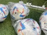 Los balones oficiales del Mundial cargándose antes de un partido