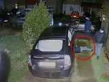 Unos ladrones roban el catalizador de un coche... ¡con el dueño dentro del vehículo!