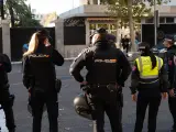 Policía alrededor de la Embajada de Estados Unidos en Madrid.