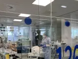 Médico de UCI atendiendo a un paciente intubado