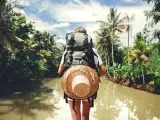 Un mochilero viajando en un lugar tropical