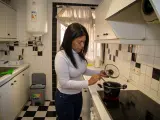 Lina, en la cocina de su casa.
