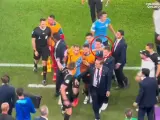 El momento en el que José María Giménez golpea a un empleado de la FIFA.
