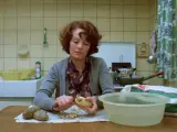 Jeanne Dielman (Delphine Seyrig) pela patatas sin saber que también está haciendo historia